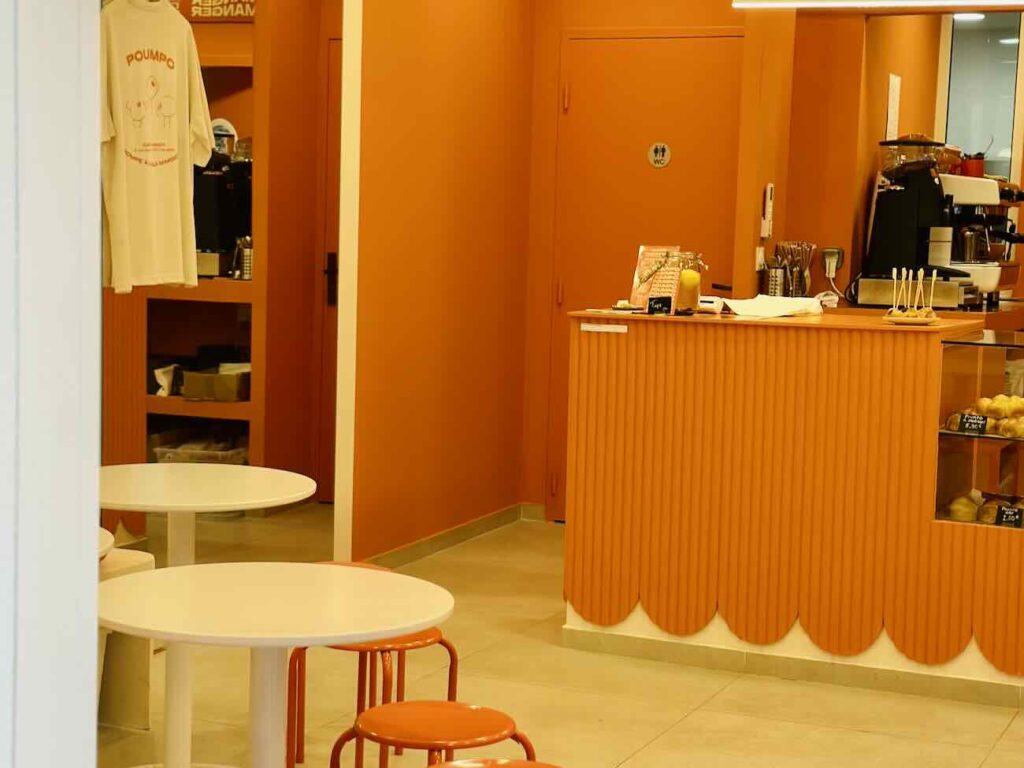 Poumpo est un café et un snack situé à Côté du Vieux-Port de Marseille. Il est spécialisé dans la pompe à l'huile provençale, déclinée en version salée et sucrée du petit déjeuner au goûter en passant par le lunch (salle)