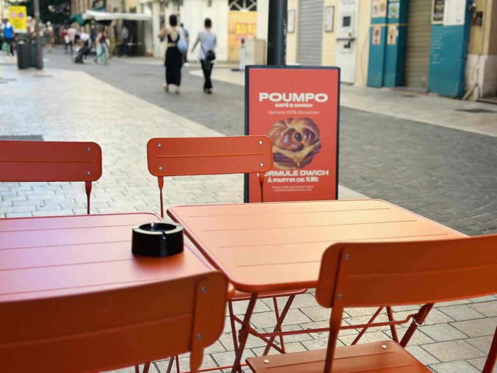 Poumpo est un café et un snack situé à Côté du Vieux-Port de Marseille. Il est spécialisé dans la pompe à l'huile provençale, déclinée en version salée et sucrée du petit déjeuner au goûter en passant par le lunch (terrasse)