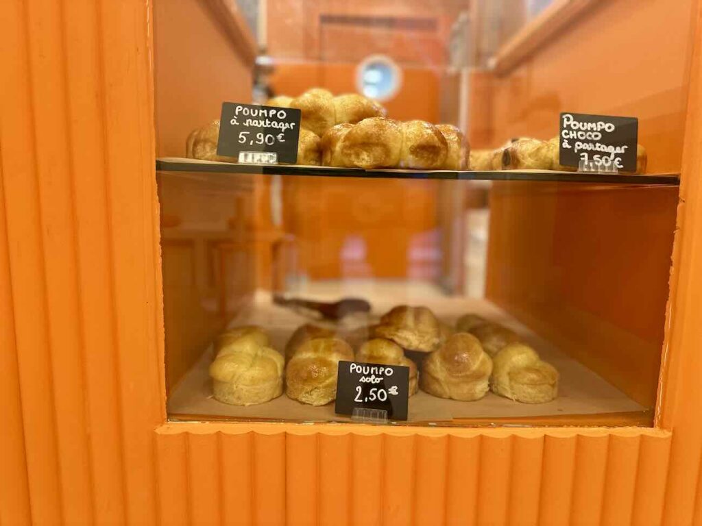 Poumpo est un café et un snack situé à Côté du Vieux-Port de Marseille. Il est spécialisé dans la pompe à l'huile provençale, déclinée en version salée et sucrée du petit déjeuner au goûter en passant par le lunch (comptoir)