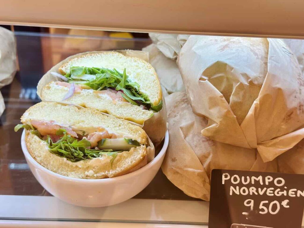 Poumpo est un café et un snack situé à Côté du Vieux-Port de Marseille. Il est spécialisé dans la pompe à l'huile provençale, déclinée en version salée et sucrée du petit déjeuner au goûter en passant par le lunch. (Sandwiche)