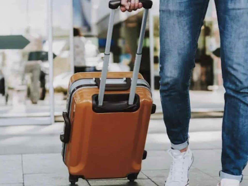 Radical storage : consignes à bagages dans les commerces de proximité à Marseille (valise cabine)