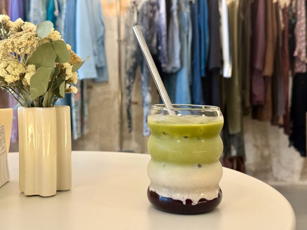 Silk est un café-cantine et boutique vintage situé en plein coeur de Marseille. L’adresse propose une sélection mode pointue, du café de spécialité et des assiettes brunch (matcha)