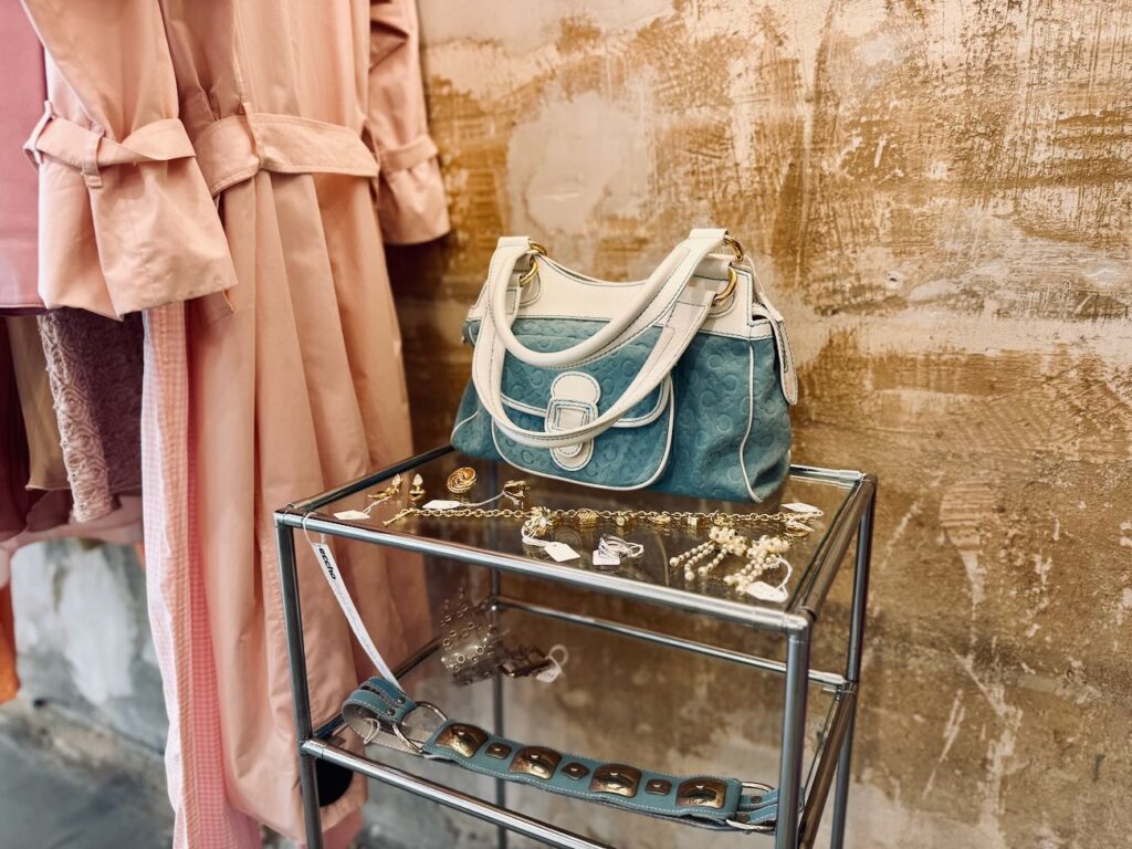 Silk est un café-cantine et boutique vintage situé en plein coeur de Marseille. L’adresse propose une sélection mode pointue, du café de spécialité et des assiettes brunch (accessoires)