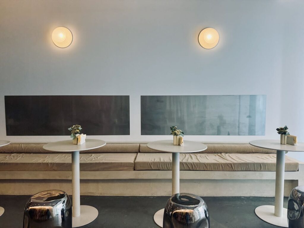 Silk est un café-cantine et boutique vintage situé en plein coeur de Marseille. L’adresse propose une sélection mode pointue, du café de spécialité et des assiettes brunch (banquette)