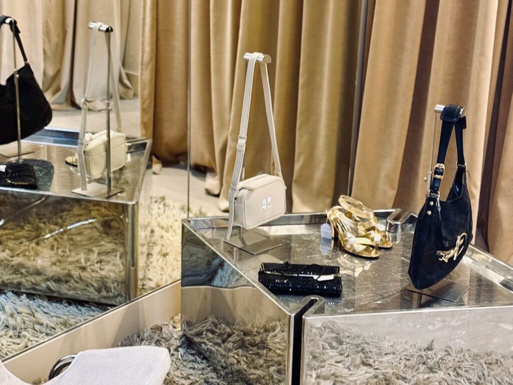 Silk est un café-cantine et boutique vintage situé en plein coeur de Marseille. L’adresse propose une sélection mode pointue, du café de spécialité et des assiettes brunch (boudoir)