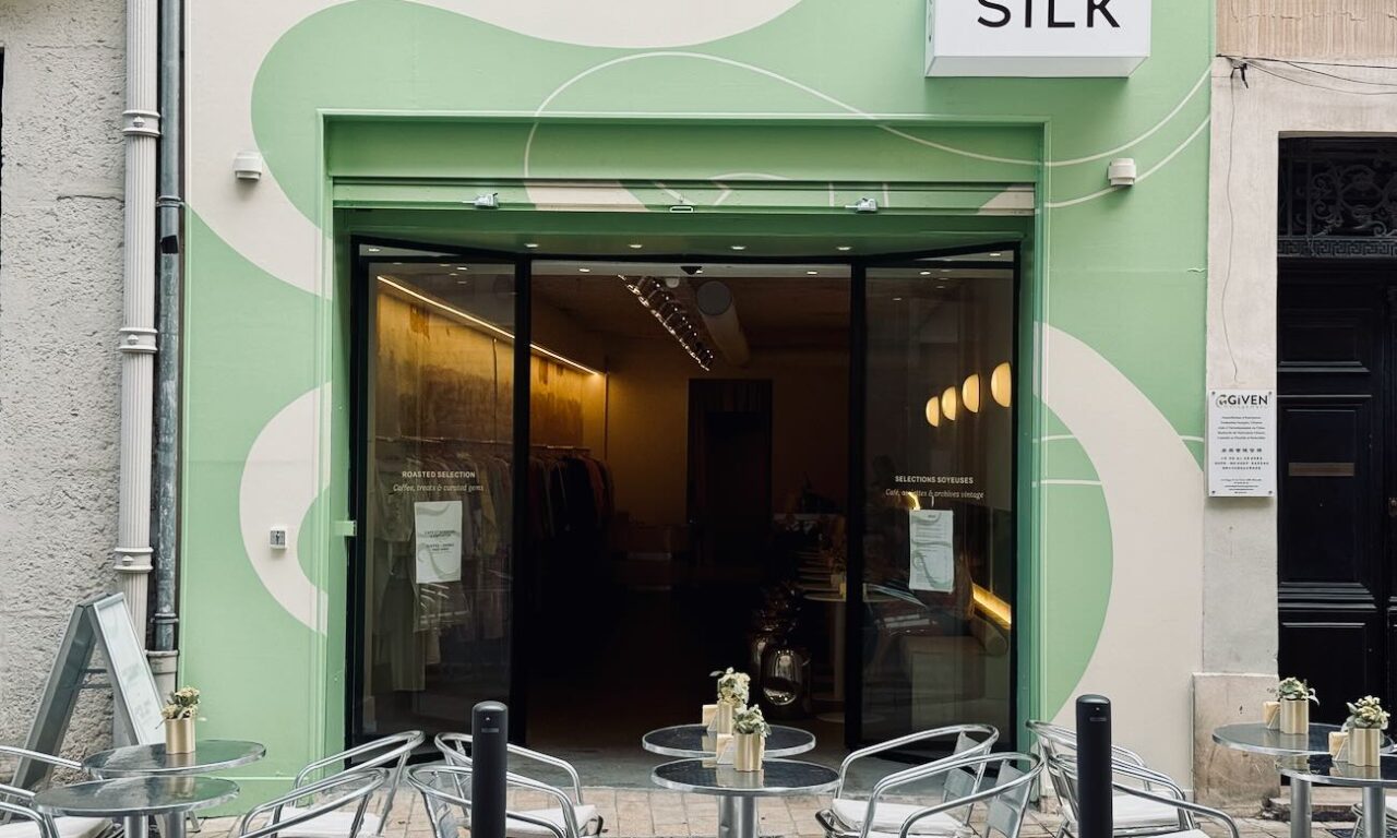Silk est un café-cantine et boutique vintage situé en plein coeur de Marseille. L’adresse propose une sélection mode pointue, du café de spécialité et des assiettes brunch