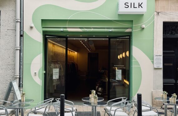 Silk est un café-cantine et boutique vintage situé en plein coeur de Marseille. L’adresse propose une sélection mode pointue, du café de spécialité et des assiettes brunch
