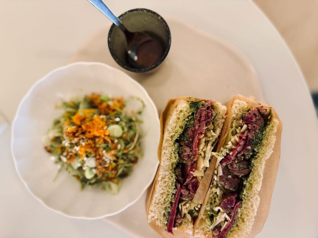 Silk est un café-cantine et boutique vintage situé en plein coeur de Marseille. L’adresse propose une sélection mode pointue, du café de spécialité et des assiettes brunch