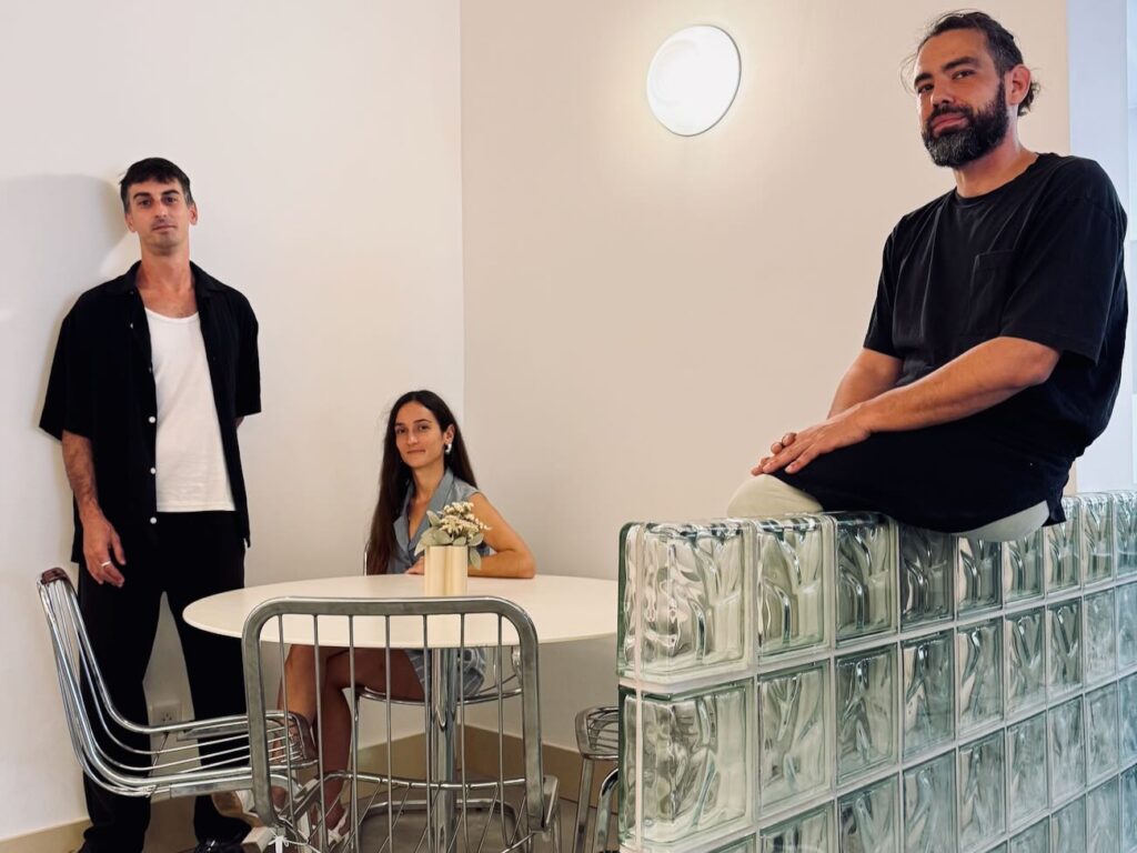 Silk est un café-cantine et boutique vintage situé en plein coeur de Marseille. L’adresse propose une sélection mode pointue, du café de spécialité et des assiettes brunch