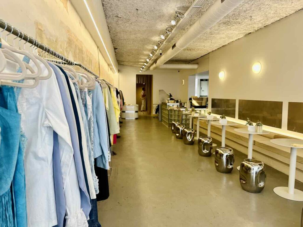 Silk est un café-cantine et boutique vintage situé en plein coeur de Marseille. L’adresse propose une sélection mode pointue, du café de spécialité et des assiettes brunch (intérieur)