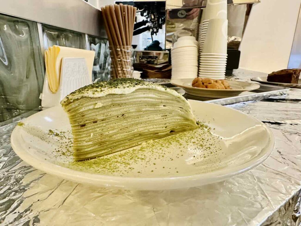 Silk est un café-cantine et boutique vintage situé en plein coeur de Marseille. L’adresse propose une sélection mode pointue, du café de spécialité et des assiettes brunch (cake)