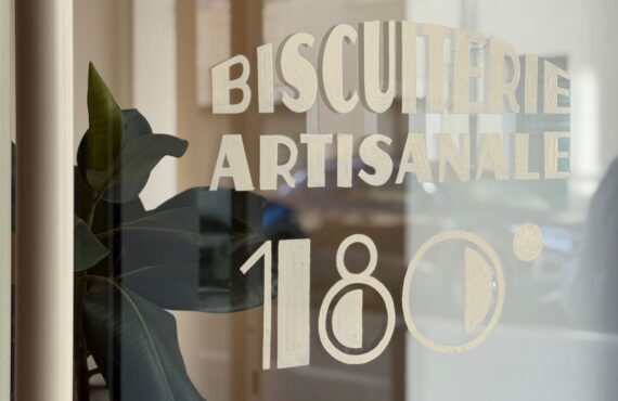 180° est une biscuiterie artisanale située dans le quartier de Bompard à Marseille. Elle propose des navettes, des canistrellis et des cakes (biscuiterie)