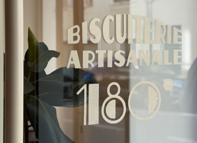 180° est une biscuiterie artisanale située dans le quartier de Bompard à Marseille. Elle propose des navettes, des canistrellis et des cakes (biscuiterie)