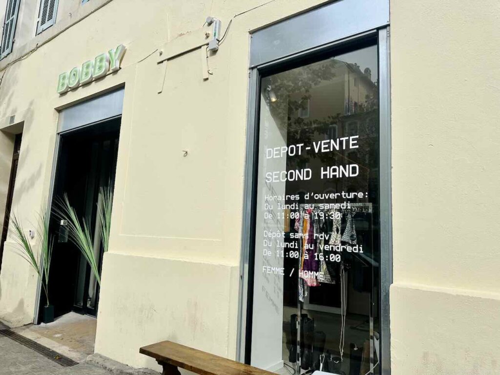 Bobby est un dépôt-vente vêtements, accessoires, chaussures homme et femme situé juste à côte du Vieux-Port. Une fine sélection d'articles pour une mode circulaire stylée. (devanture)