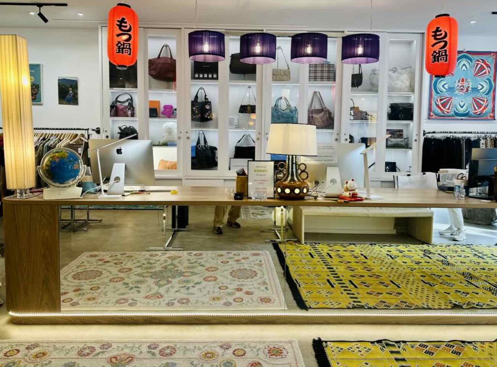 Bobby est un dépôt-vente vêtements, accessoires, chaussures homme et femme situé juste à côte du Vieux-Port. Une fine sélection d'articles pour une mode circulaire stylée (comptoir)