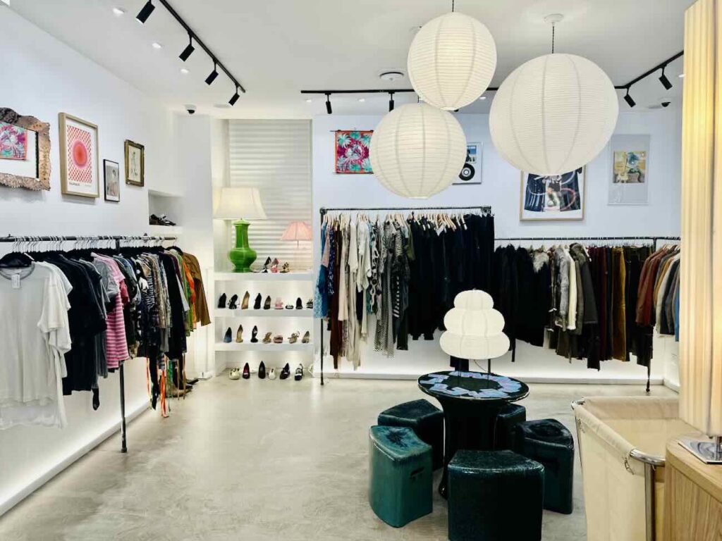 Bobby est un dépôt-vente vêtements, accessoires, chaussures homme et femme situé juste à côte du Vieux-Port. Une fine sélection d'articles pour une mode circulaire stylée (salon)