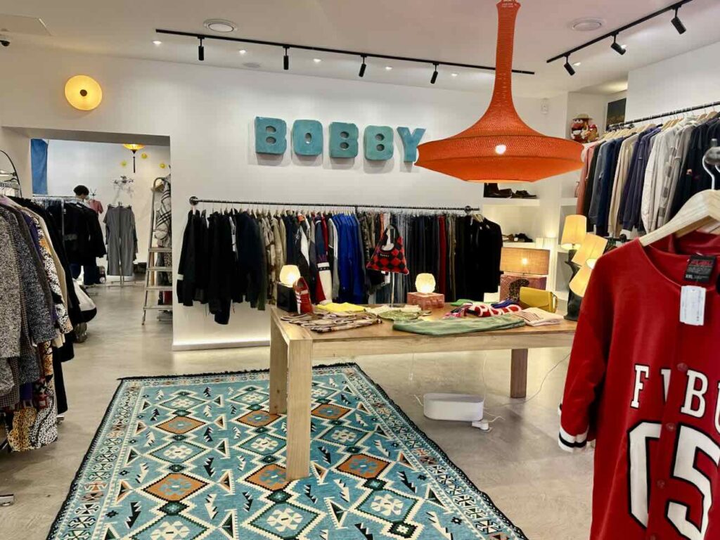 Bobby est un dépôt-vente vêtements, accessoires, chaussures homme et femme situé juste à côte du Vieux-Port. Une fine sélection d'articles pour une mode circulaire stylée (enseigne)