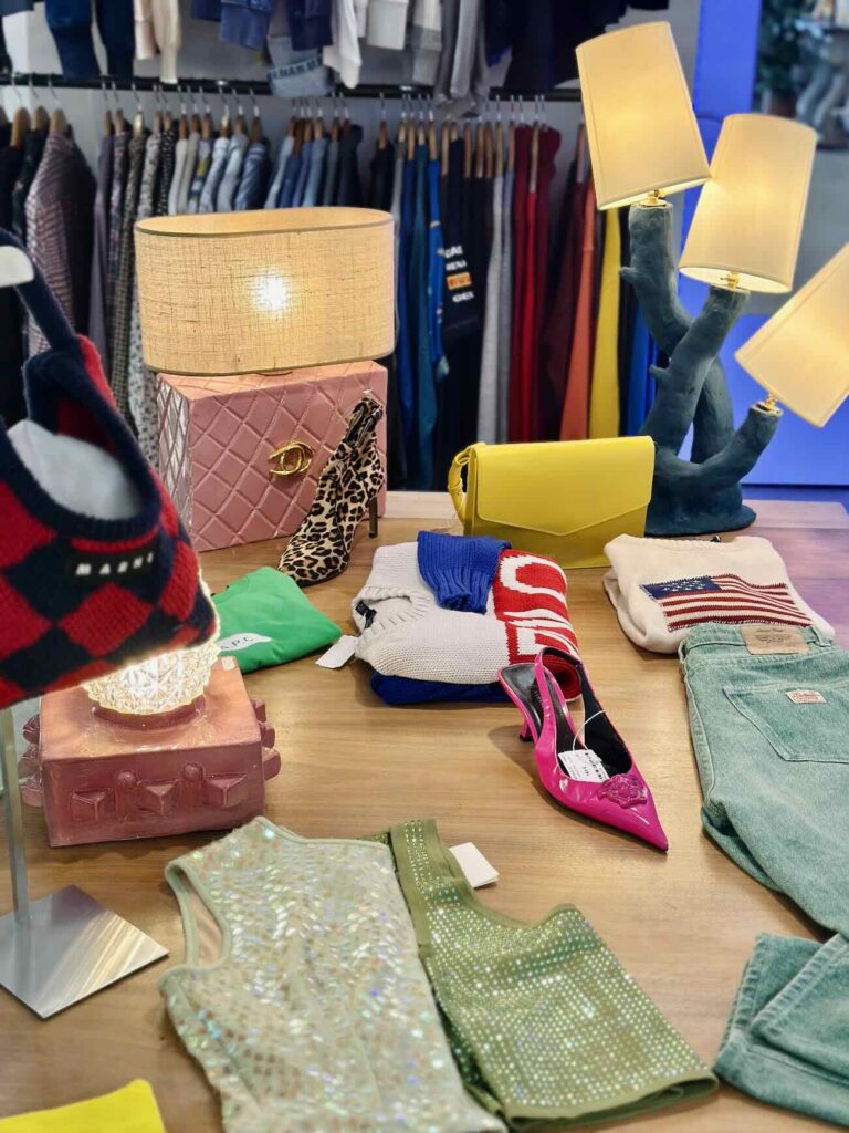 Bobby est un dépôt-vente vêtements, accessoires, chaussures homme et femme situé juste à côte du Vieux-Port. Une fine sélection d'articles pour une mode circulaire stylée (articles)