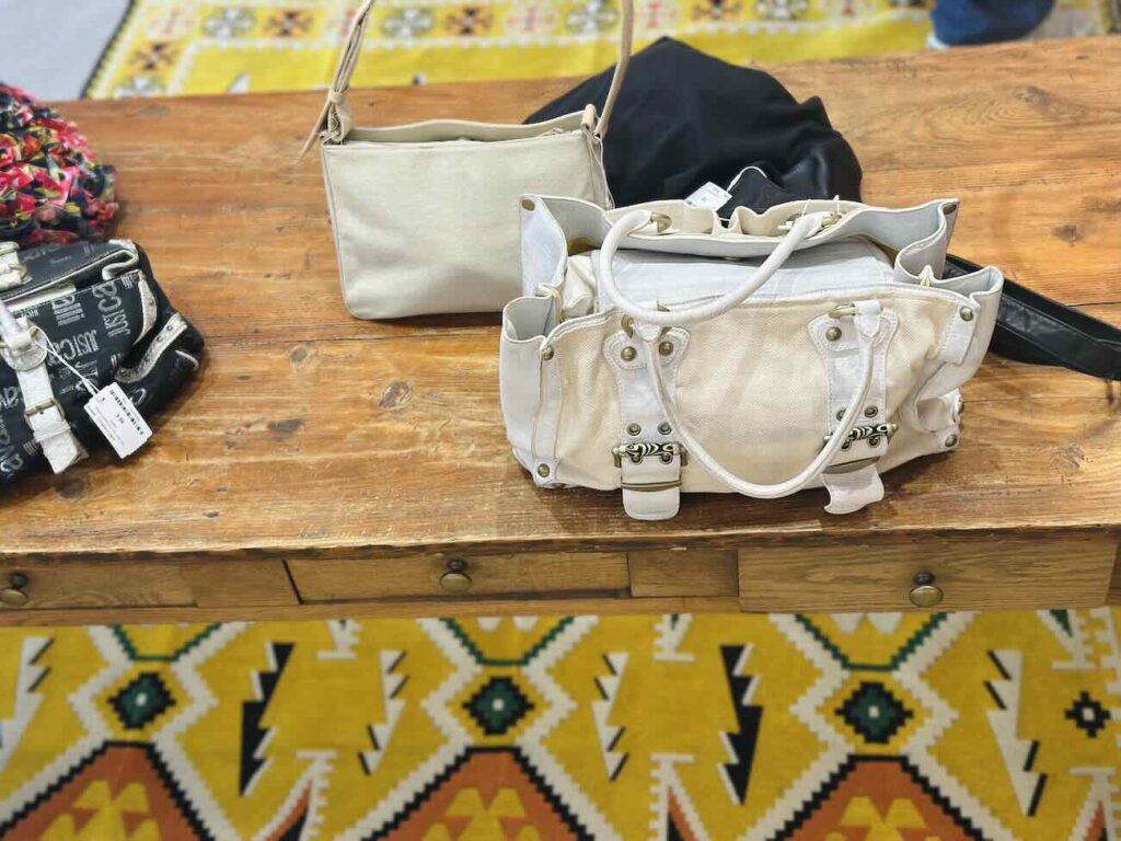 Bobby est un dépôt-vente vêtements, accessoires, chaussures homme et femme situé juste à côte du Vieux-Port. Une fine sélection d'articles pour une mode circulaire stylée (sacs)