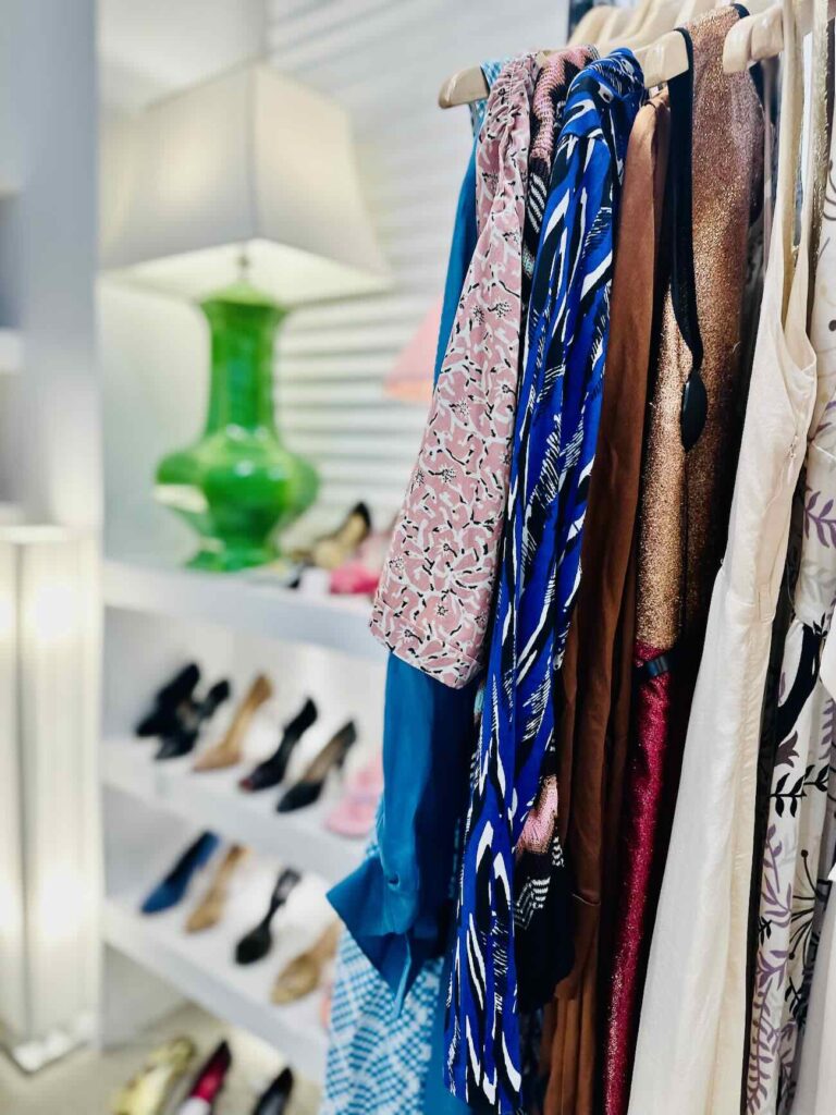 Bobby est un dépôt-vente vêtements, accessoires, chaussures homme et femme situé juste à côte du Vieux-Port. Une fine sélection d'articles pour une mode circulaire stylée (lampes)