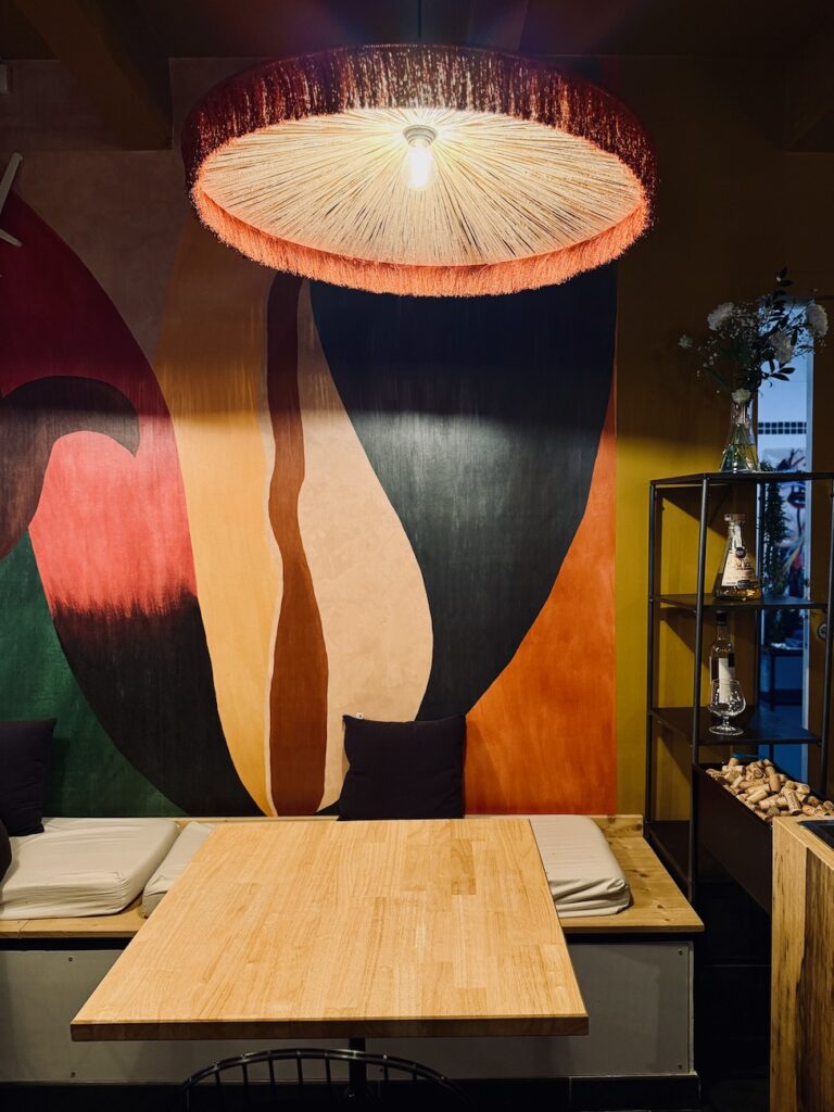 Bucado est un restaurant franco-brésilien situé dans le quartier de Catsellane à Marseille où la cheffe Daniella Barbosa (lauréate MasterChef Brésil 2020) célèbre la rencontre entre la gastronomie française, les terroirs marseillais et l’âme brésilienne.  (décoration)