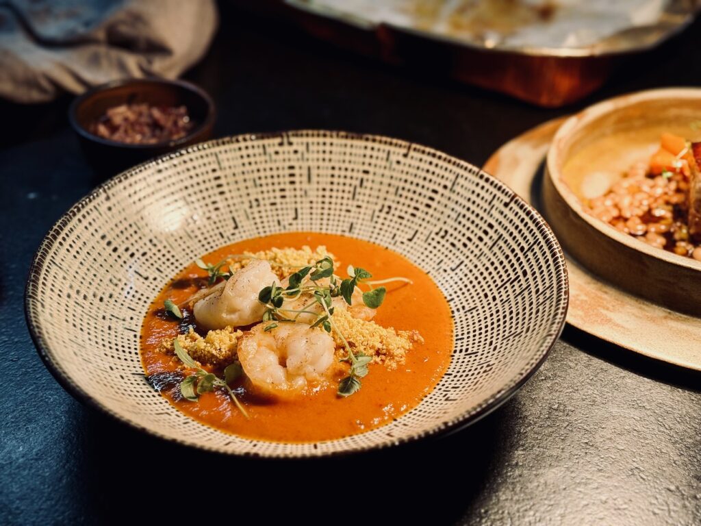 Bucado est un restaurant franco-brésilien situé dans le quartier de Catsellane à Marseille où la cheffe Daniella Barbosa (lauréate MasterChef Brésil 2020) célèbre la rencontre entre la gastronomie française, les terroirs marseillais et l’âme brésilienne.  (crevette bis)