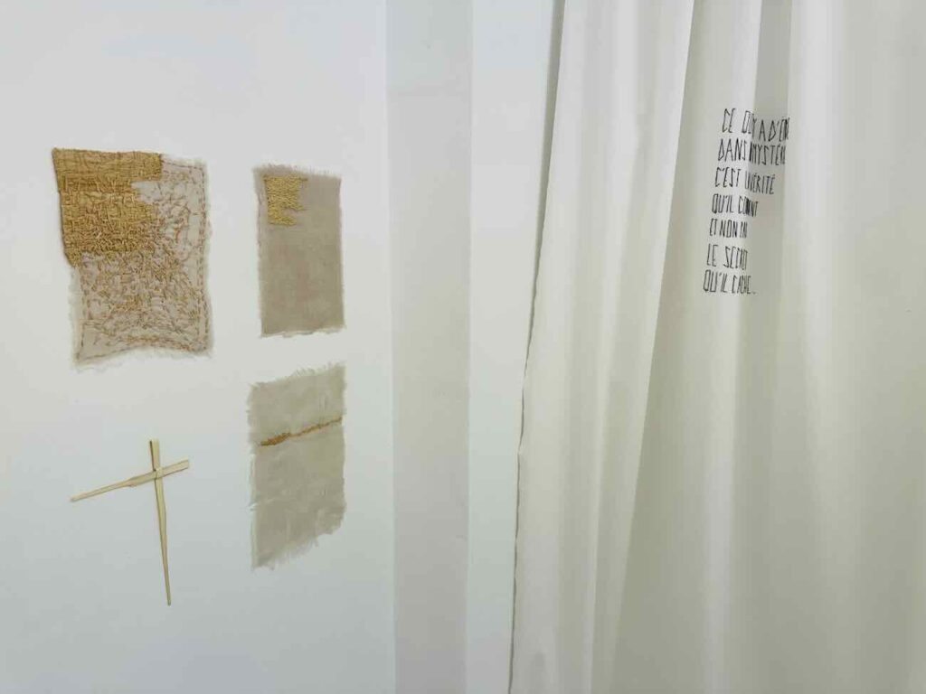 Florence Denou est une artiste pluridisciplinaire installée à Marseille (Rideau)