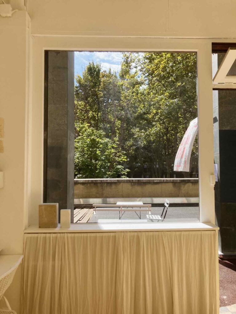 Florence Denou est une artiste pluridisciplinaire installée à Marseille (fenêtre atelier)