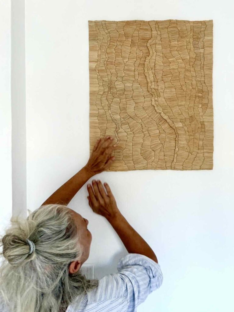 Florence Denou est une artiste pluridisciplinaire installée à Marseille (raphia)