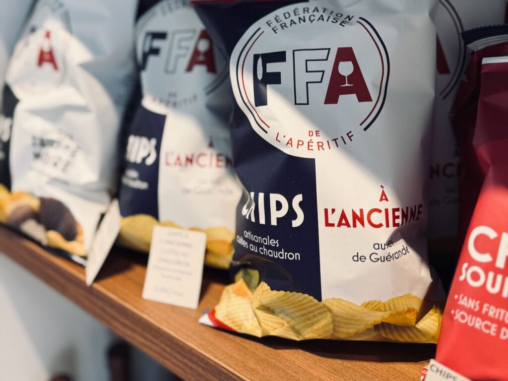 Hokis est une cantine - épicerie fine située à deux pas du Vieux Port. L’adresse propose aussi une offre traiteur. (chips)