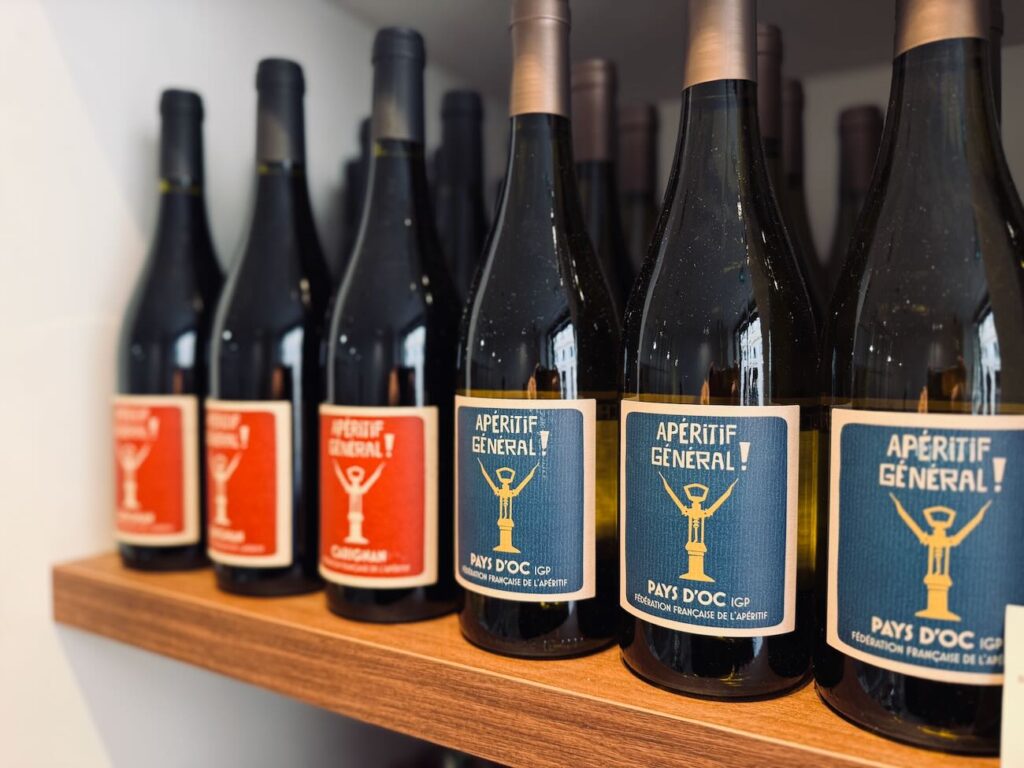 Hokis est une cantine - épicerie fine située à deux pas du Vieux Port. L’adresse propose aussi une offre traiteur. (vin)