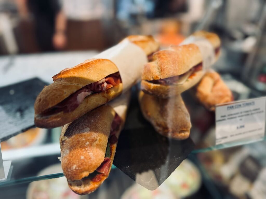 Hokis est une cantine - épicerie fine située à deux pas du Vieux Port. L’adresse propose aussi une offre traiteur. (sandwich bis)