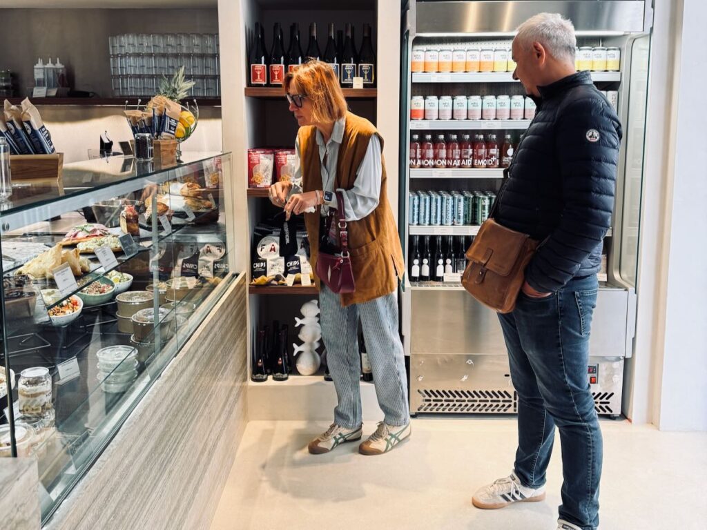 Hokis est une cantine - épicerie fine située à deux pas du Vieux Port. L’adresse propose aussi une offre traiteur. (vitrine)