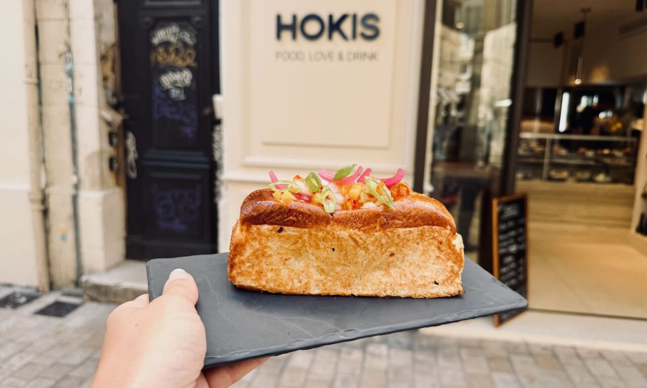 Hokis est une cantine - épicerie fine située à deux pas du Vieux Port. L’adresse propose aussi une offre traiteur. (crevettes roll)