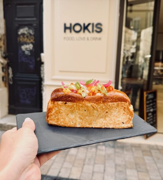 Hokis est une cantine - épicerie fine située à deux pas du Vieux Port. L’adresse propose aussi une offre traiteur. (crevettes roll)