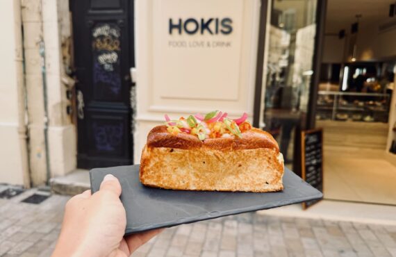 Hokis est une cantine - épicerie fine située à deux pas du Vieux Port. L’adresse propose aussi une offre traiteur. (crevettes roll)