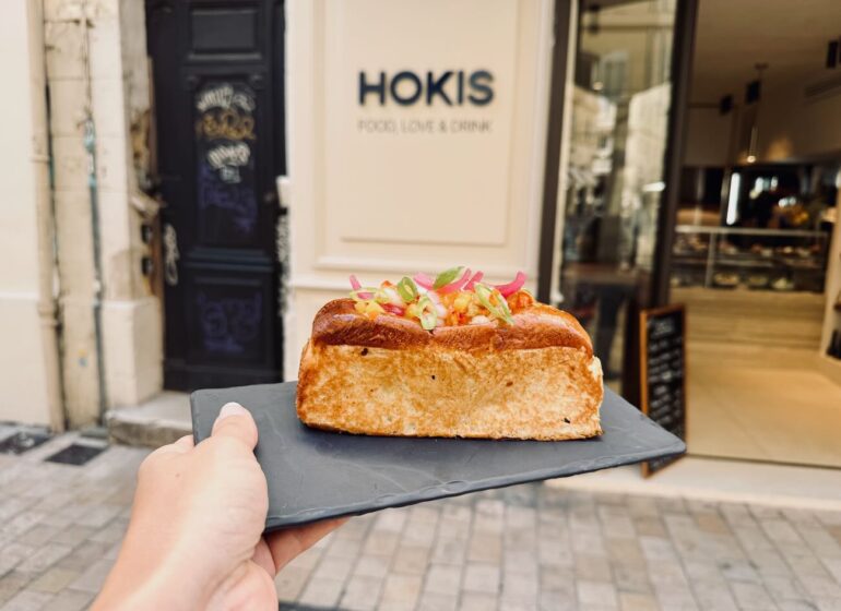 Hokis est une cantine - épicerie fine située à deux pas du Vieux Port. L’adresse propose aussi une offre traiteur.