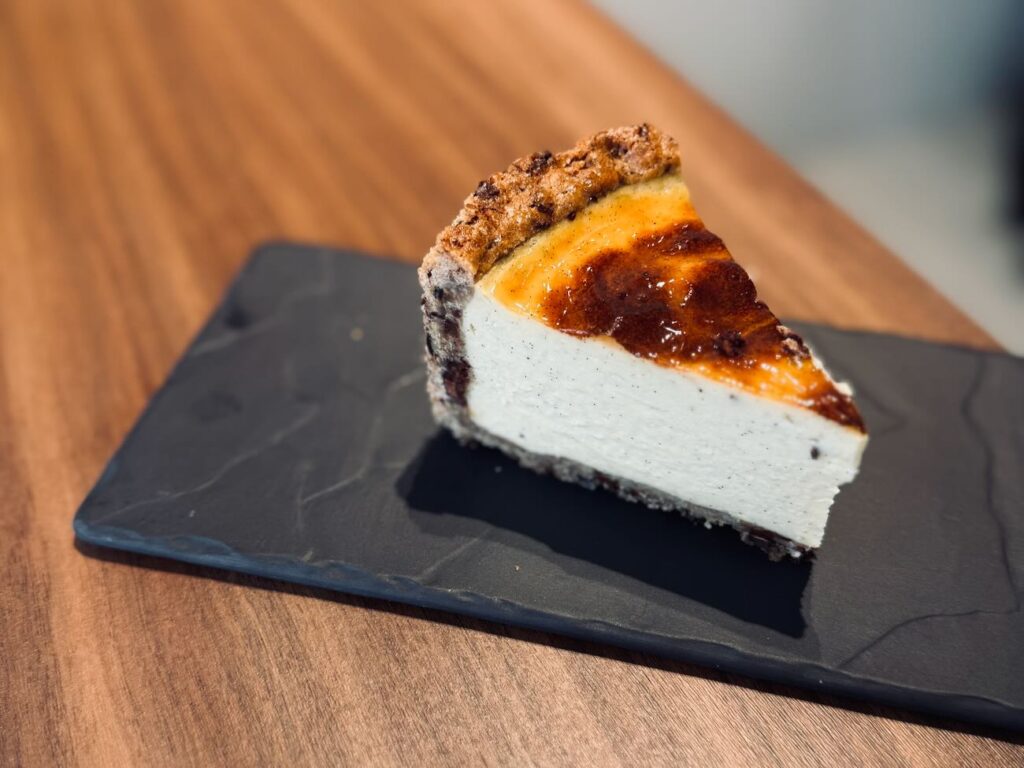 Hokis est une cantine - épicerie fine située à deux pas du Vieux Port. L’adresse propose aussi une offre traiteur. (flan)