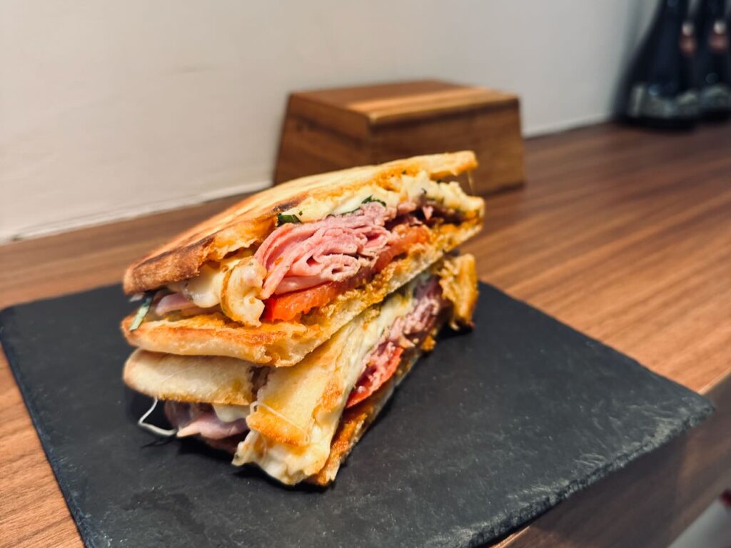 Hokis est une cantine - épicerie fine située à deux pas du Vieux Port. L’adresse propose aussi une offre traiteur. (sandwich)