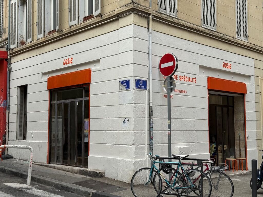 Josie est un café situé dans le quartier de la Plaine à Marseille. Il propose du café de spécialité, des petits déjeuners, des goûters et des ateliers.
