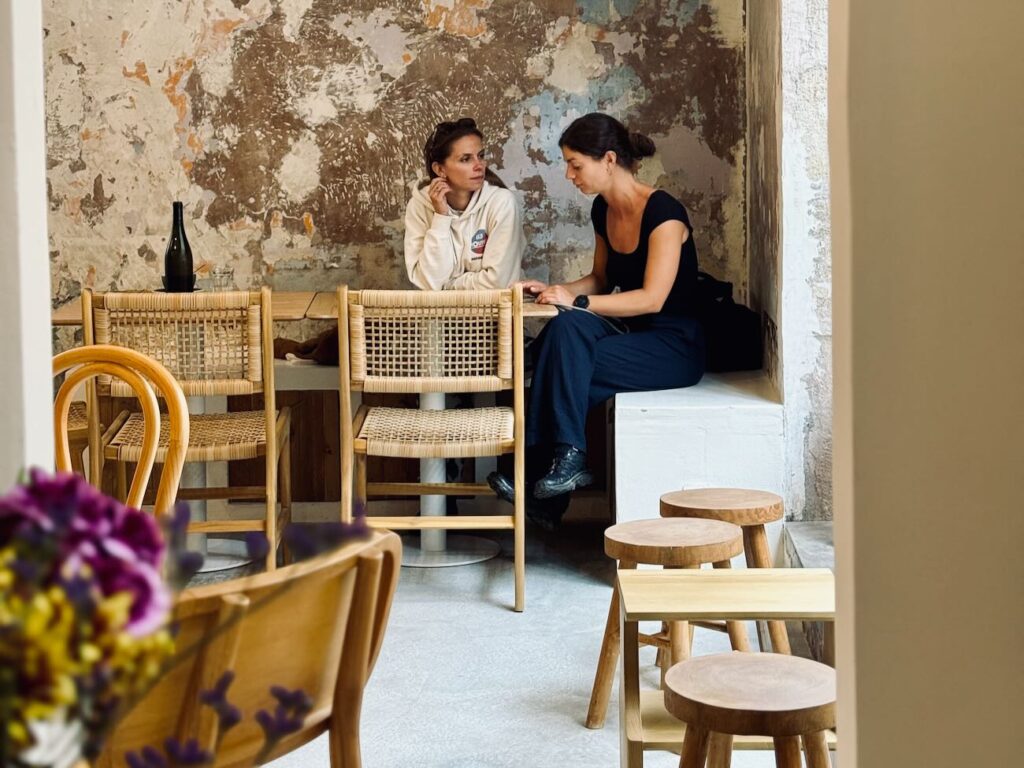 Josie est un café situé dans le quartier de la Plaine à Marseille. Il propose du café de spécialité, des petits déjeuners, des goûters et des ateliers.
