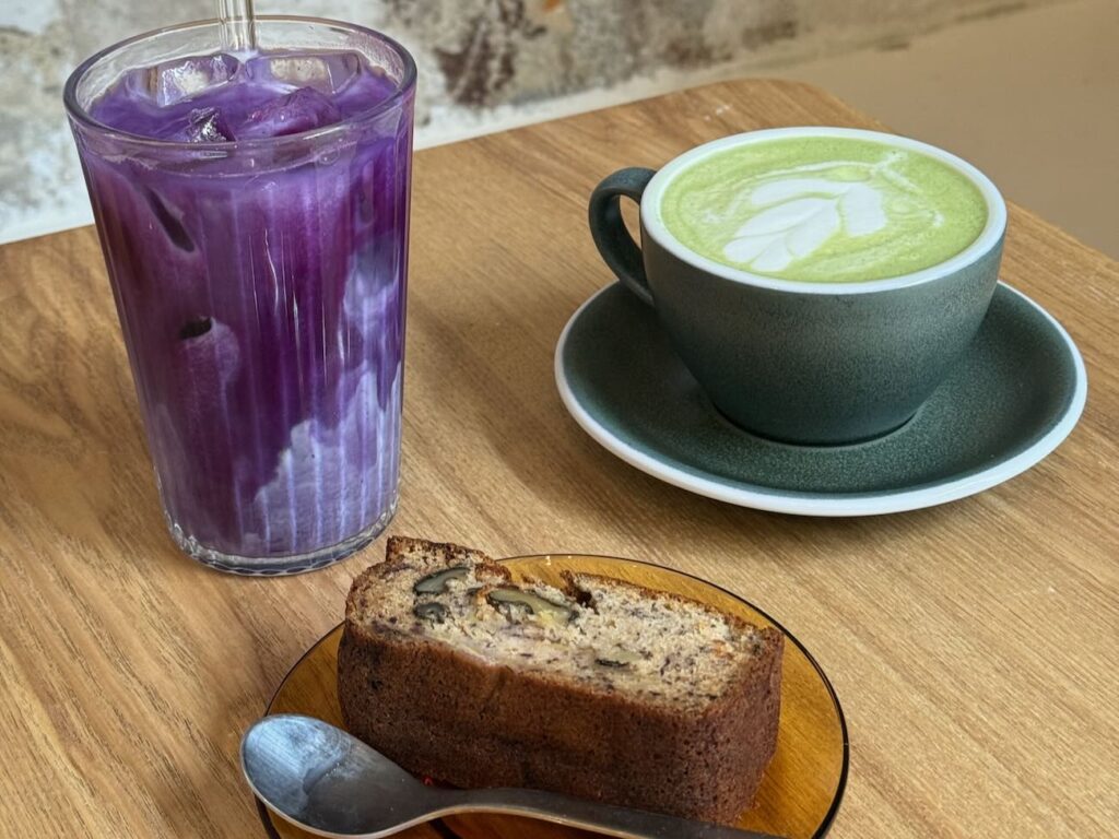 Josie est un café situé dans le quartier de la Plaine à Marseille. Il propose du café de spécialité, des petits déjeuners, des goûters et des ateliers.