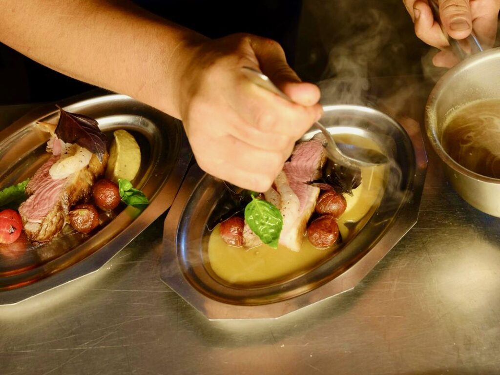 Le Saint-Esprit est un restaurant bistronomique situé dans le quartier du Panier à Marseille où officie le chef Javier Meneses (dressage)