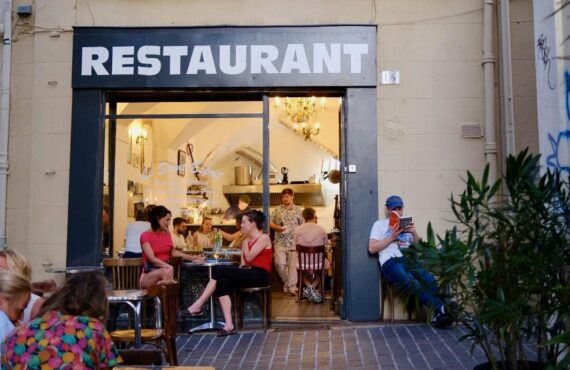 Le Saint-Esprit est un restaurant bistronomique situé dans le quartier du Panier à Marseille où officie le chef Javier Meneses (devanture)