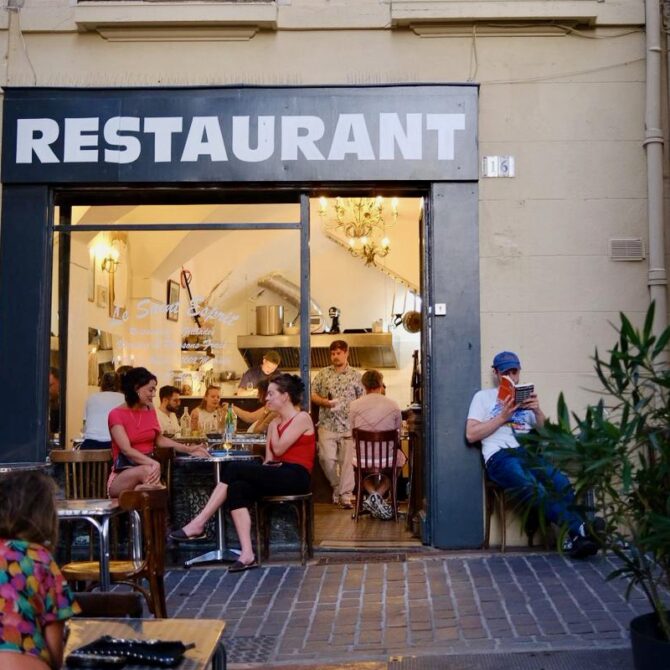 Le Saint-Esprit est un restaurant bistronomique situé dans le quartier du Panier à Marseille où officie le chef Javier Meneses (devanture)