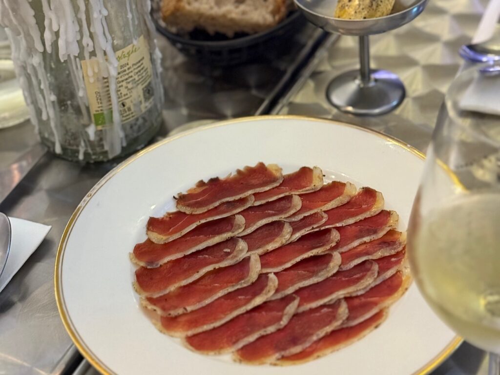 Le Saint-Esprit est un restaurant bistronomique situé dans le quartier du Panier à Marseille où officie le chef Javier Meneses