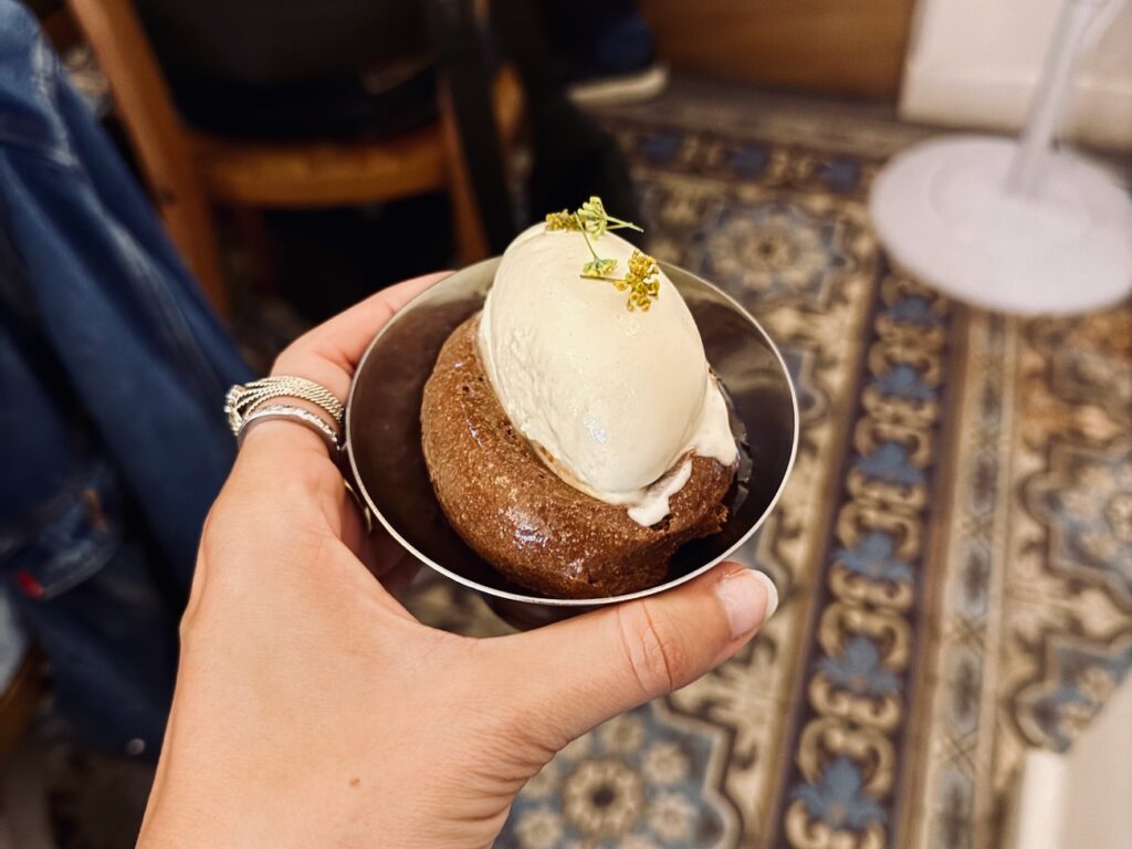 Le Saint-Esprit est un restaurant bistronomique situé dans le quartier du Panier à Marseille où officie le chef Javier Meneses (dessert)