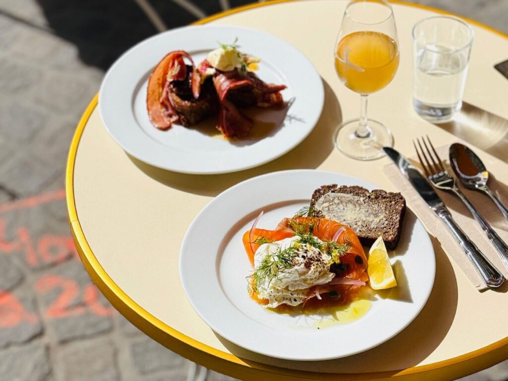 Louison est un restaurant d’hôtel qui propose une cuisine brasserie 7 jours sur 7 de quoi grignoter et siroter toute la journée.