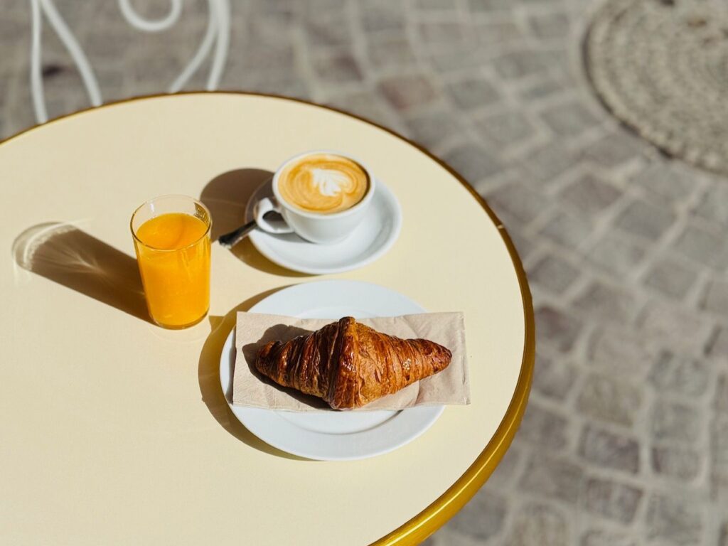 Louison est un restaurant d’hôtel qui propose une cuisine brasserie 7 jours sur 7 de quoi grignoter et siroter toute la journée. (café)