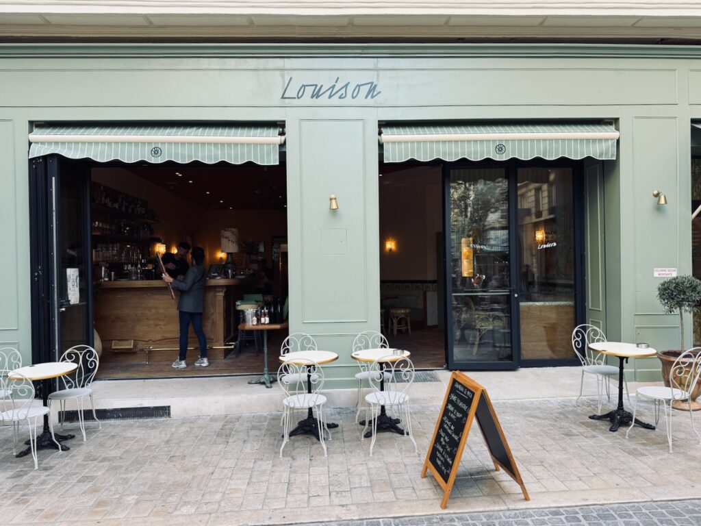 Louison est un restaurant d’hôtel qui propose une cuisine brasserie 7 jours sur 7 de quoi grignoter et siroter toute la journée.